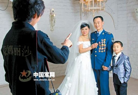 三級軍士長竇樹軍一心撲在戰鷹維修上，結婚11年未能兌現妻子拍張婚紗照的愿望，空軍機關借“空軍十大杰出青年”頒獎之機，特意將功臣一家接到北京為他們圓夢