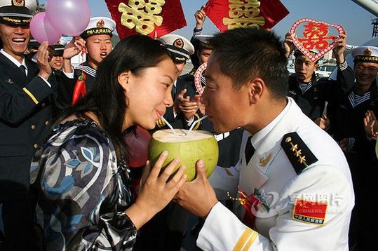 喝上一個連心椰，愛情天長地久。