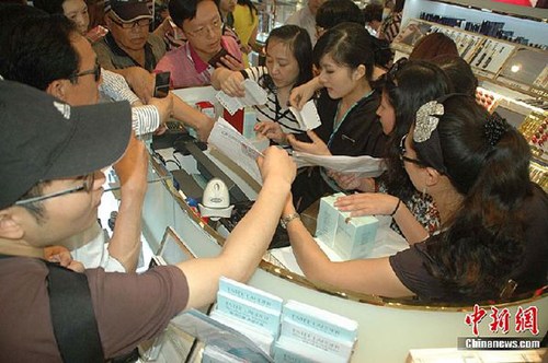 三亞免稅店售過期產品惹怒專家調查系工作失誤