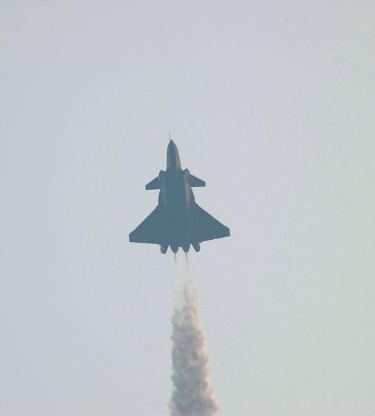 殲-20戰機在空中加力飛行
