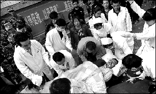 醫護人員將傷者轉往貴陽治療。新華社發