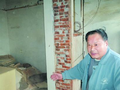 青島商戶野蠻偷砸承重墻死不承認 一錘樓一震
