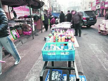 青島攤主霸路殺雞血水橫流 現場開膛破肚腥臭難聞
