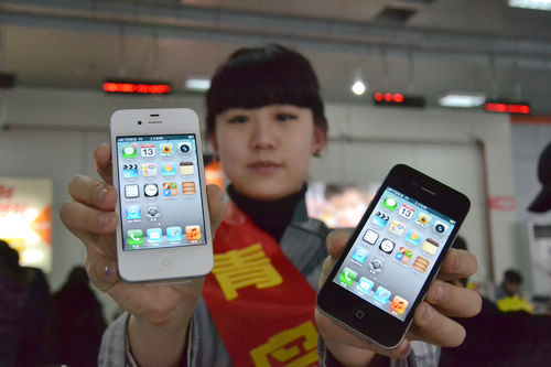 iphone4s黑白版同時開售，青島iphone4s真機實拍，銷售員介紹iphone4s套餐及辦理方法