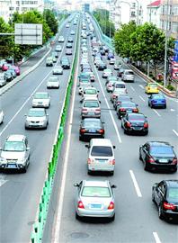 青島黃標車限行成一紙空文 車主坦然交警環保無奈