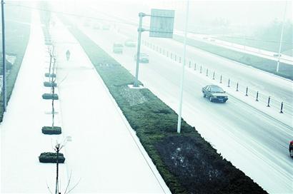 昨霧雪夾擊青島高速變溜冰場 多車連撞連發20余起