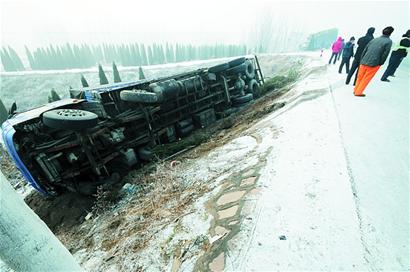昨霧雪夾擊青島高速變溜冰場 多車連撞連發20余起