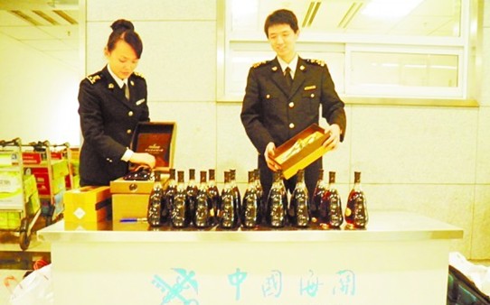 青島海關查獲海量寶貝開人眼界 1人藏6部iphone4s