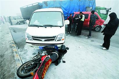 昨霧雪夾擊青島高速變溜冰場 多車連撞連發20余起