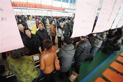 青島企業進汽車站瘋搶農民工 月薪5千包食宿難留人