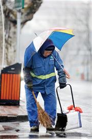 青島75歲環衛奶奶雨中瘸腿清掃大街