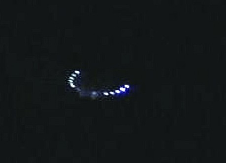 青島小村莊上空驚現UFO 網友:疑似帶燈風箏(圖)