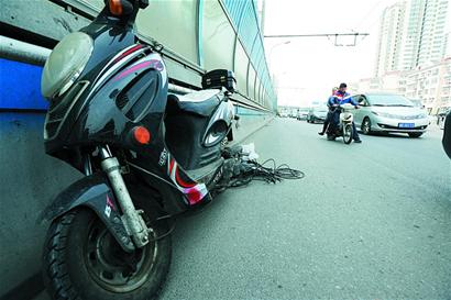 青島一男子騎摩托硬闖快速路 連撞兩車當場慘死