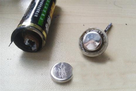 這個電池突然爆炸，把自己的“屁股”炸開了