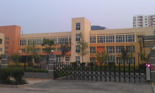 省實(shí)驗(yàn)幼兒園新園區(qū)還沒掛牌就遭遇捐贈(zèng)費(fèi)事件，業(yè)主們擔(dān)心幼兒園會(huì)因此事撤出小區(qū)