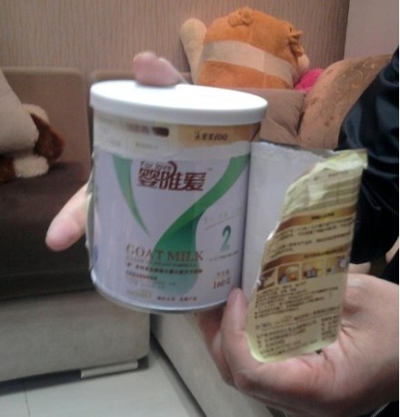 贈(zèng)品奶粉外包裝是1段，但撕開“馬甲”后發(fā)現(xiàn)原包裝是2段。