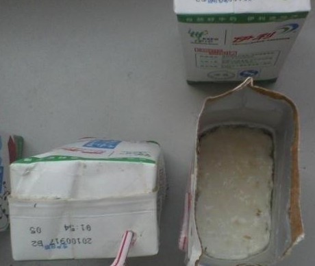 伊利牛奶屢被投訴 過期不換喝出異物問題頻現