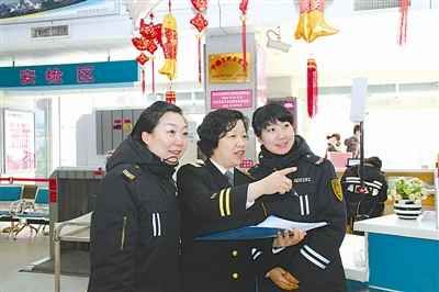 蘇學芬中是個普通人，女兒、母親、妻子這些角色她當得都不如這個站長盡職。