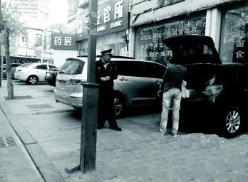 收費員剛收取了這名女司機30元停車費。