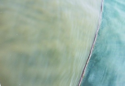 纜繩兩側，污染較重的海水與污染較輕的海水涇渭分明。