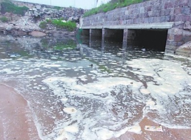 大量污水從這四個洞口排出。