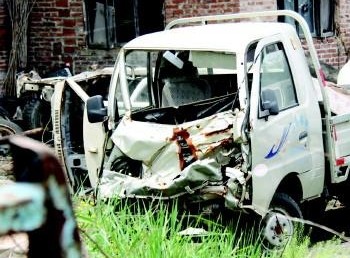 7日,在坊子區黃旗堡東樓村一非法拆車點,拆裝的車輛和部件散了一院子。