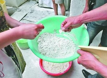 在一家米線加工作坊內，執(zhí)法人員發(fā)現一個盆內盛著白色的粉狀物，其中還有不少結塊