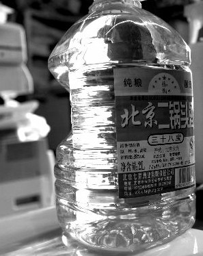 未開瓶二鍋頭酒中現黑白雜質