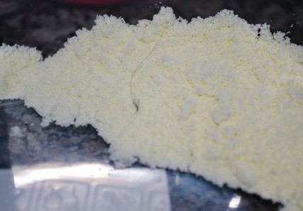 奶粉中的異物清晰可見。奶粉里發現毛發