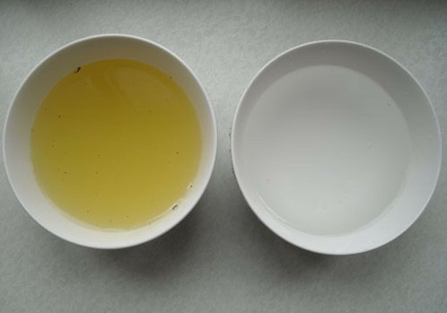 圖為清洗過(guò)圣女果的堿水變成了鵝黃色