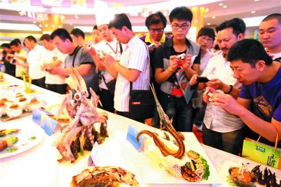 青島名廚用500斤鲅魚做頭菜 售價達1880元