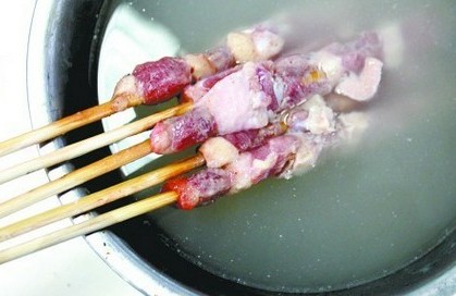 肉串泡在熱水中后，清水變成了'濃湯'。