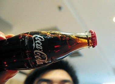 可口可樂瓶內被曝現(xiàn)吸管 公司出價上千元回購