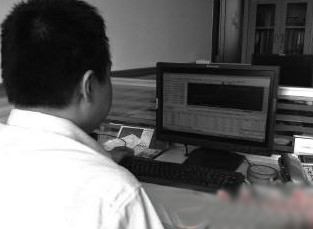 民警正在查看證據(jù),錄像是受害人錄制的交易過程。