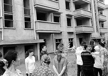 南昌600棟農民公寓陷質量門 水泥塊一捏就散
