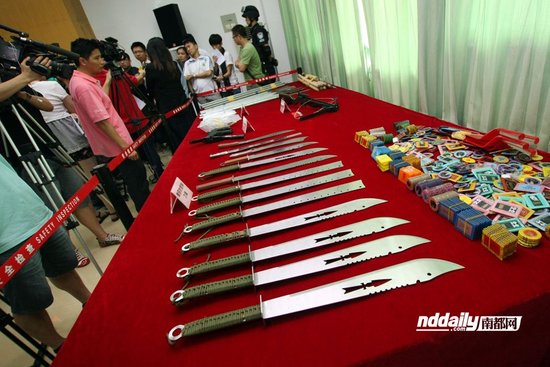 昨日，廣州警方展示繳獲的仿制槍支和毒品。