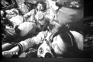 神九飛船與天宮一號交會對接時，艙內航天員鎮定操作。