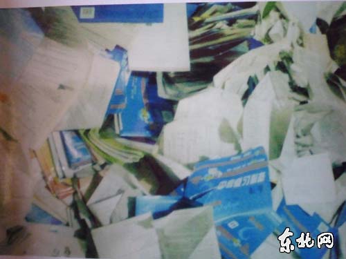 堆在鍋爐房地上的各種練習冊等待焚燒。東北網記者 張強 翻拍