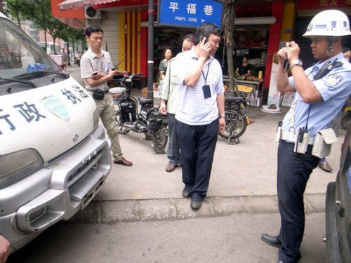 交警對無牌執法車拍照后進行處罰