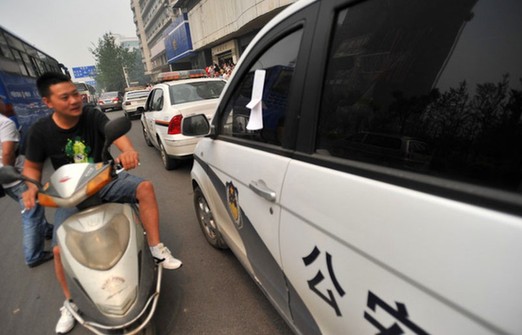 警車(chē)違章停車(chē)被貼罰單