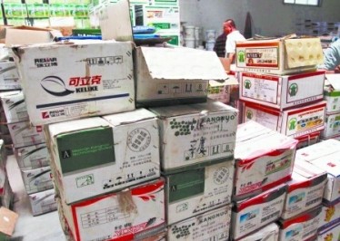 執(zhí)法人員統(tǒng)計(jì)過(guò)期農(nóng)藥。