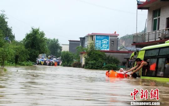 湖南強降雨道路被淹 消防戰士端澡盆搶救嬰兒