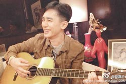 梁朝偉在生日派對表演自彈自唱，逗得在場好友哈哈大笑