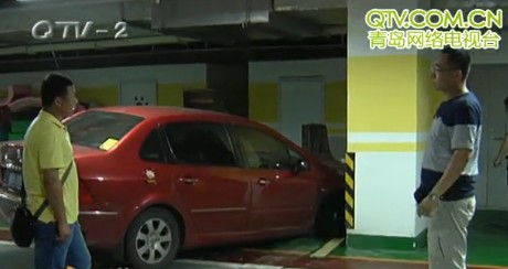 新業廣場停車場藏大坑卡住車頭 怪車主觀察不周