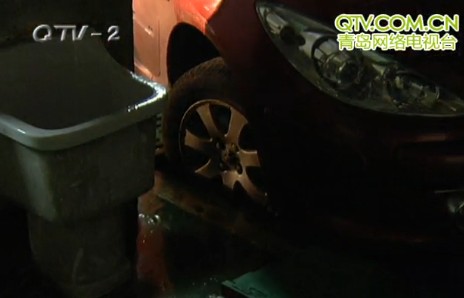 新業廣場停車場藏大坑卡住車頭 怪車主觀察不周