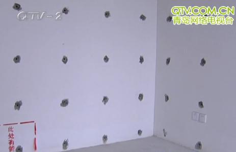 青島保利百合花園二樓變一樓又現蜂窩墻 整樓密布孔眼