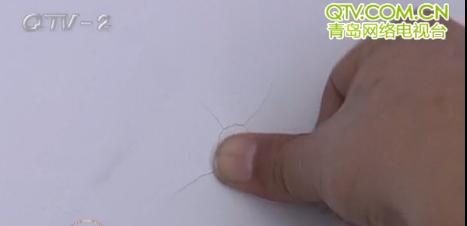 青島保利百合花園二樓變一樓又現蜂窩墻 整樓密布孔眼