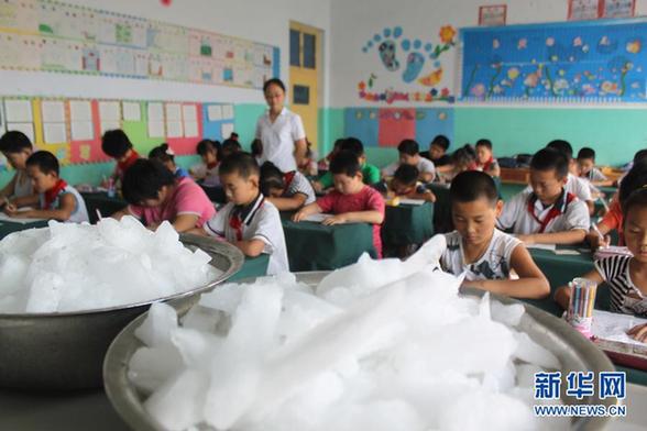 山東酷暑：學生考試教室放多盆冰塊降溫