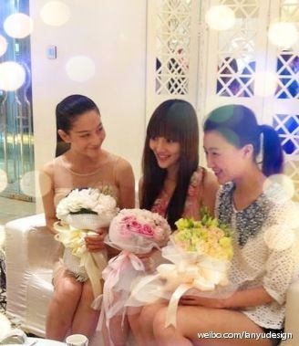 李小璐攜伴娘團高調試婚紗 腹部突出孕味十足