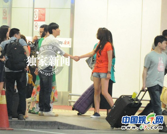 　陳楚生與美女同回京機場熱聊 握手告別依依不舍